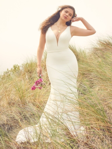 This stunning simple V neck dress features luxe crepe and a red carpet ready style. All Ivory and sizes UK2-UK30